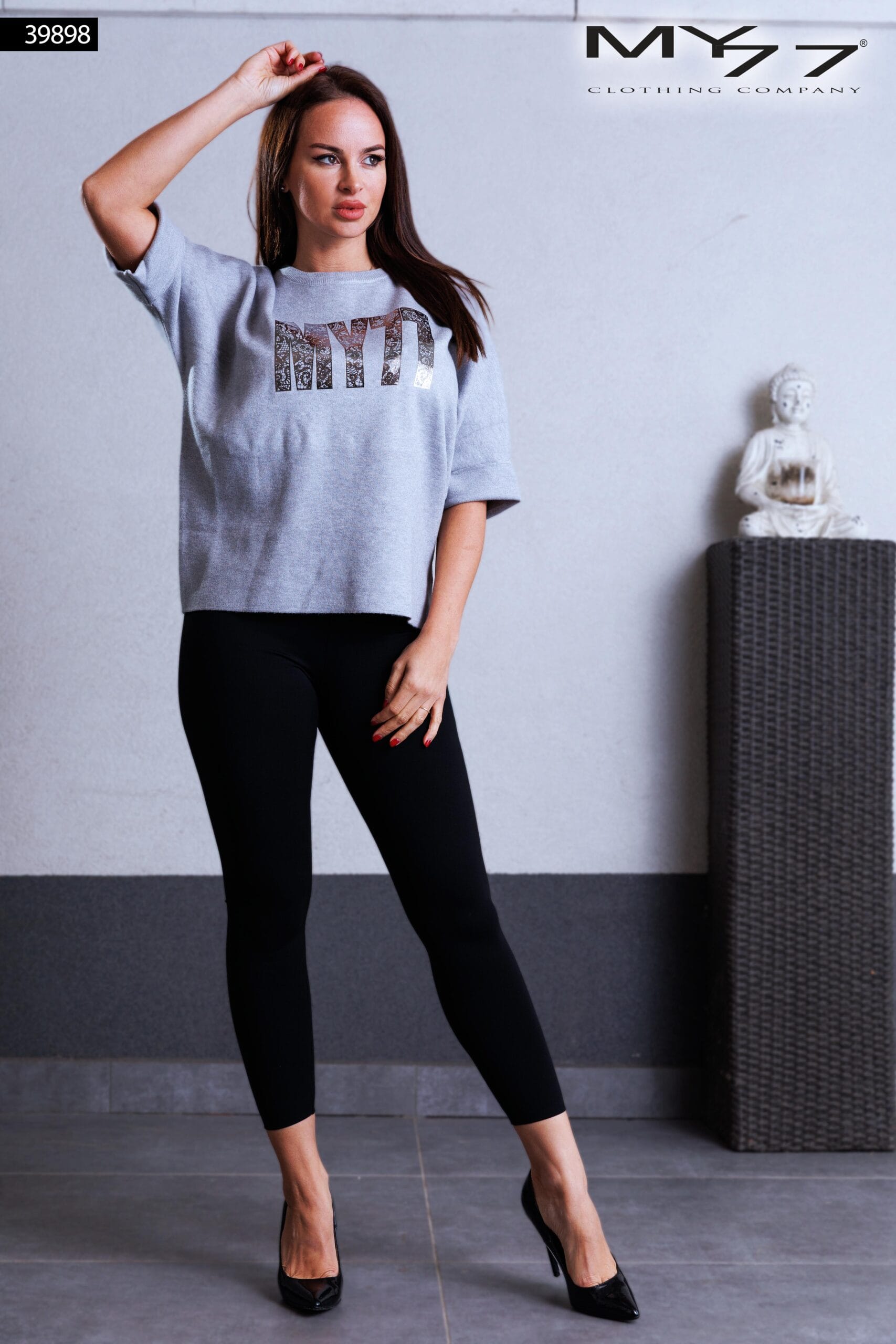39898 – MY77 Szürke rövid ujjú felső arany logóval