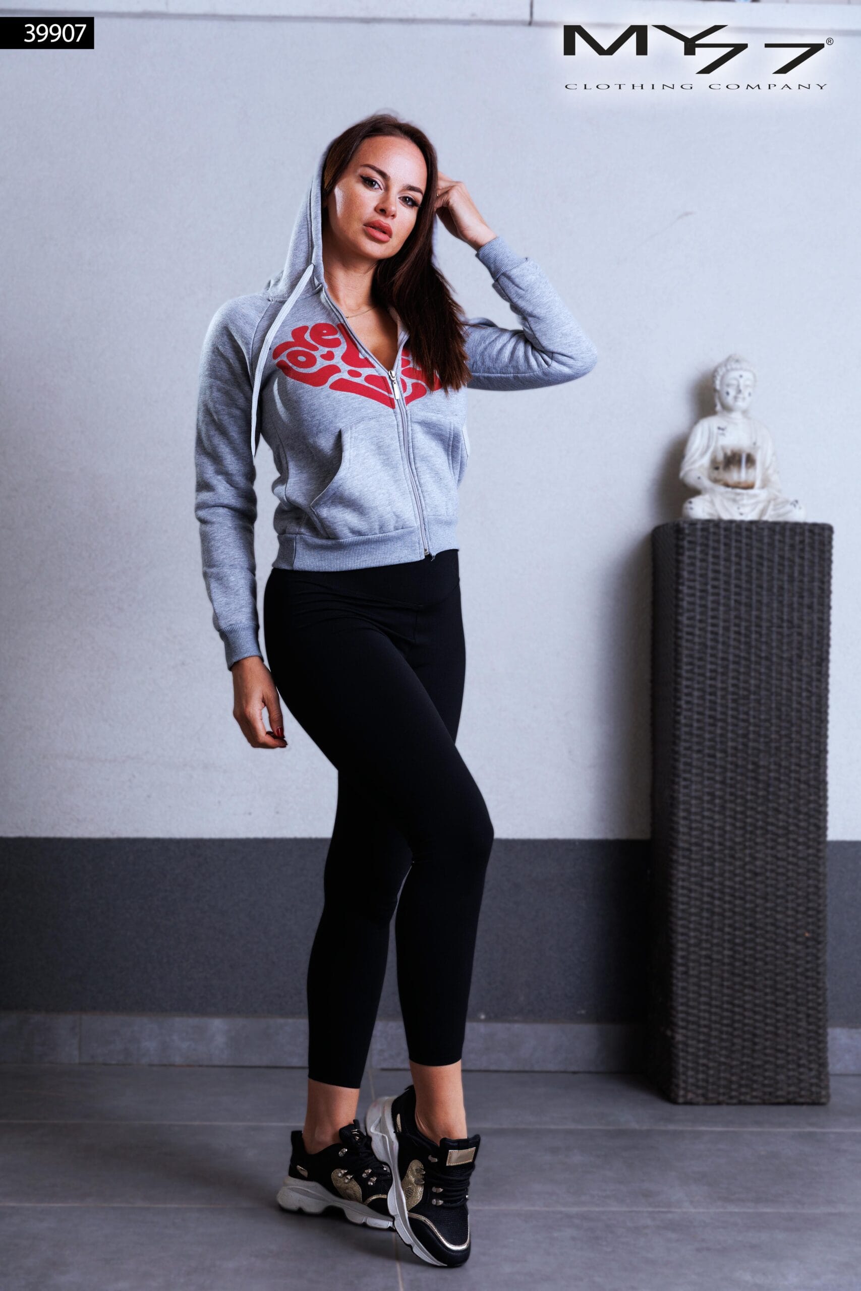 39907 – MY77 Szürke cipzáras kapucnis felső piros mintával