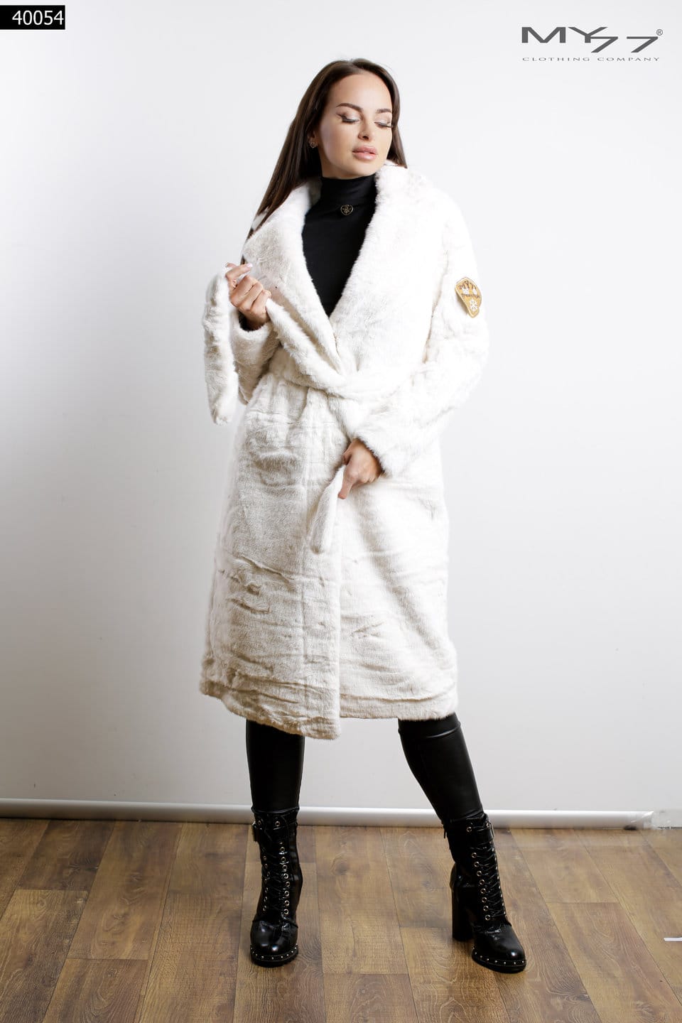 MY77 Fehér műszőrme kabát övvel – 40054