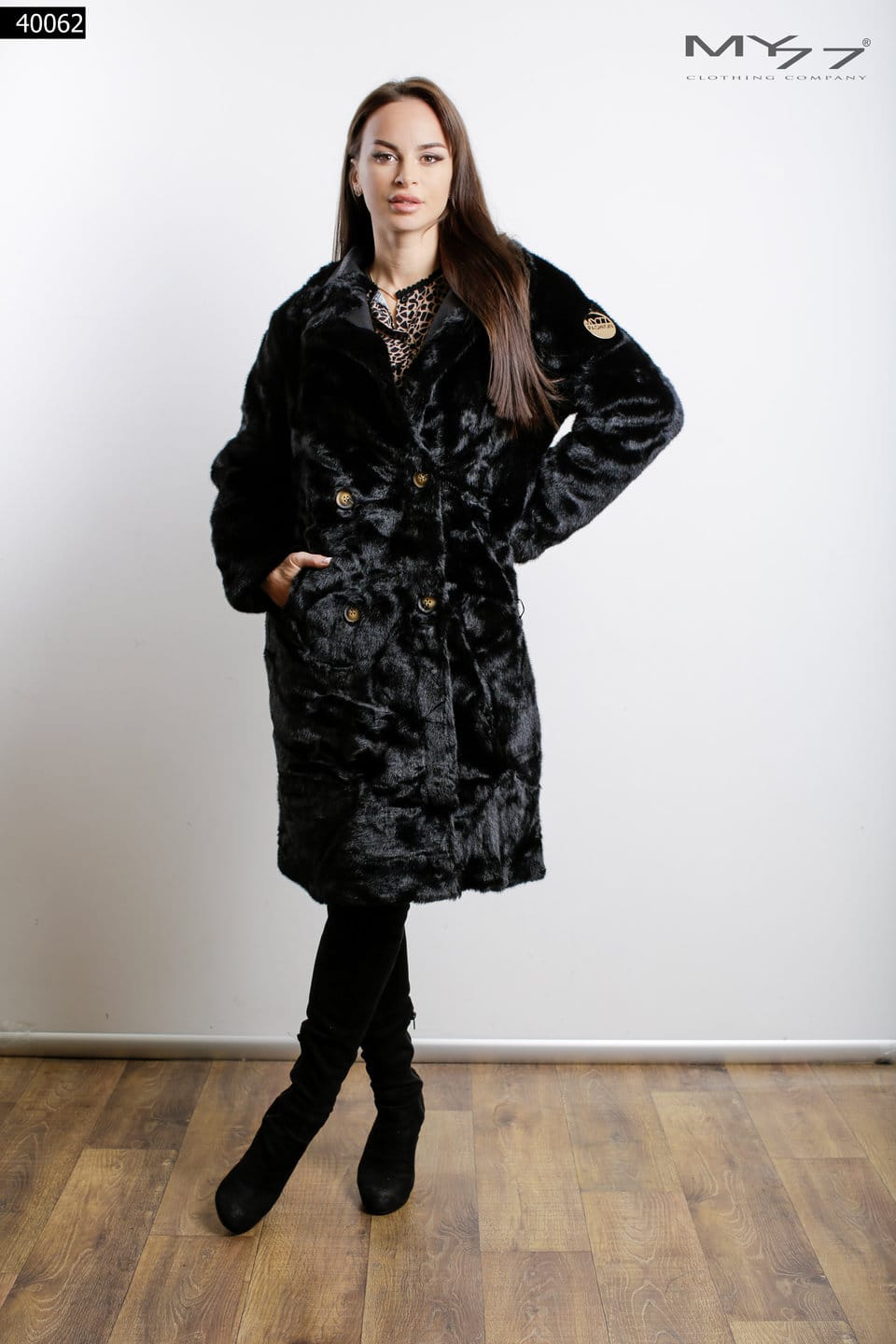 MY77 Fekete műszőrme kabát aranygombokkal – 40062