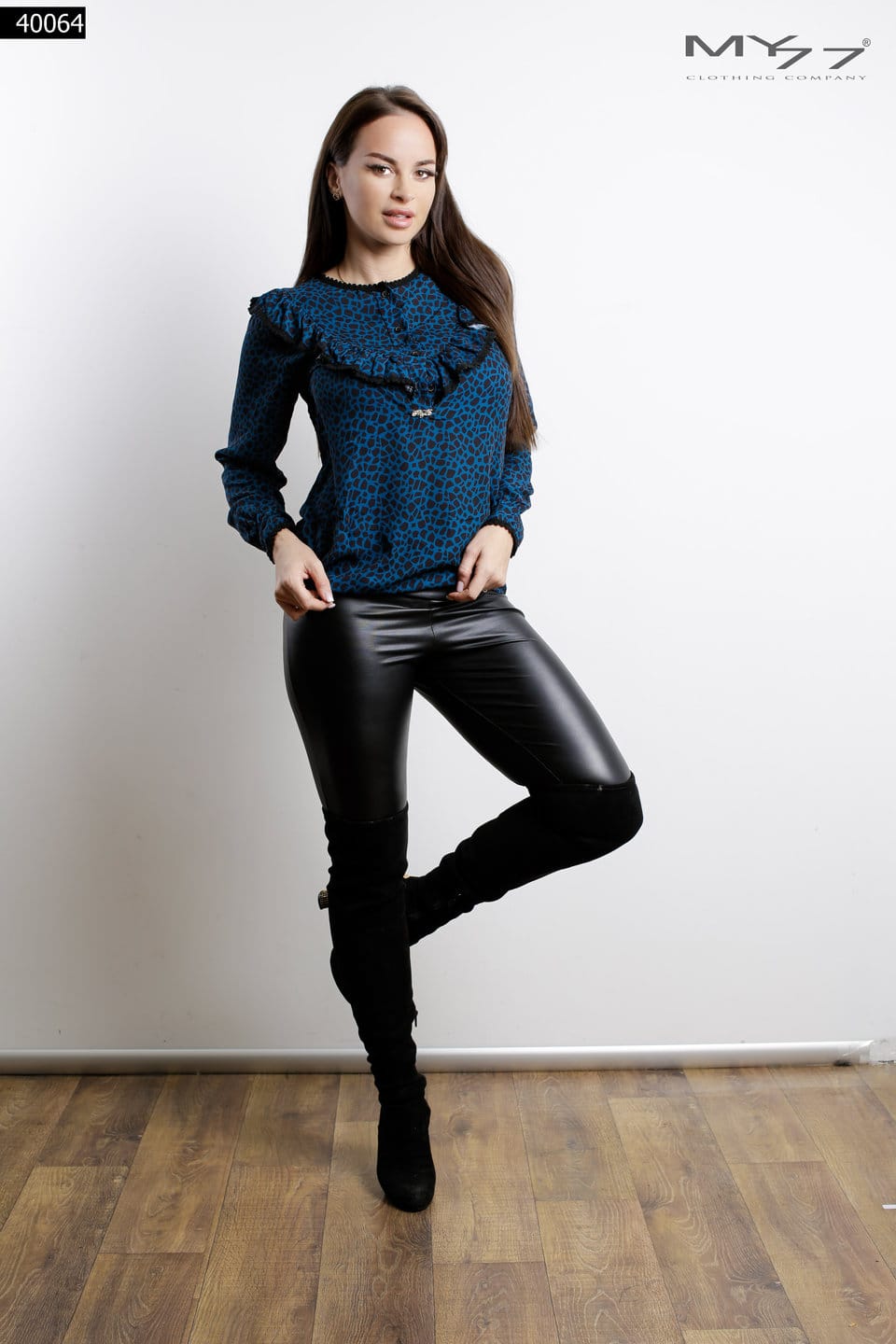 MY77 Kék–fekete állatmintás, fodros felső – 40064