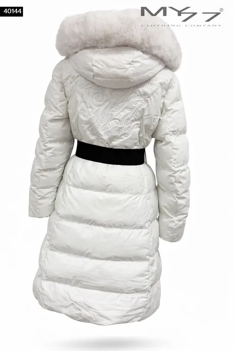 MY77 Fehér kapucnis női télikabát szőrmés kapucnival és övvel – 40144 - Image 3