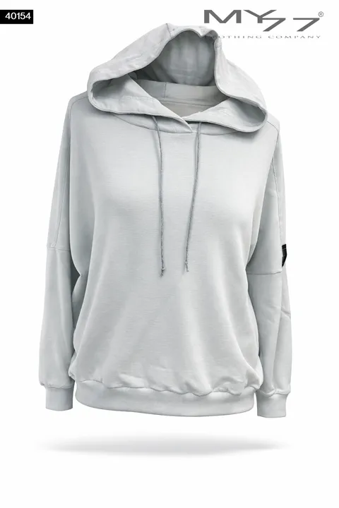 A klasszikus kapucnis fazon sportosan elegáns megjelenést biztosít, míg a diszkrét MY77 logó finoman hangsúlyozza a prémium minőséget.